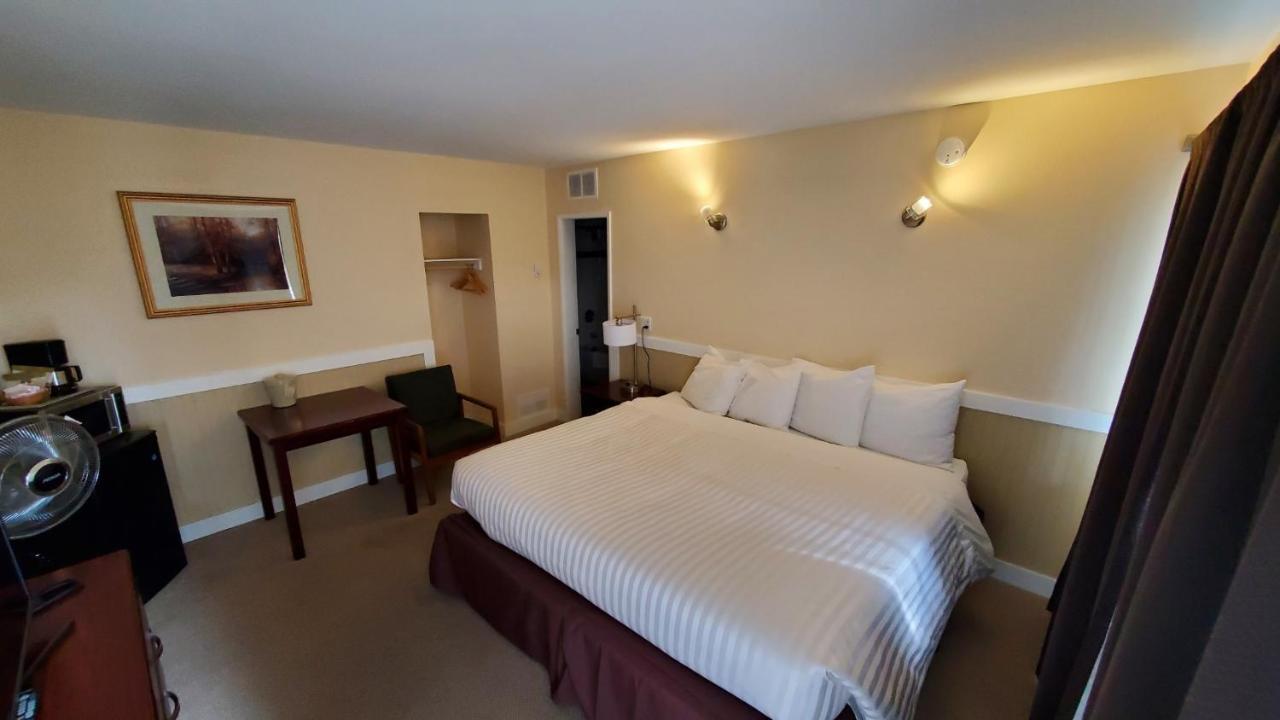 Comox Valley Inn & Suites Кортни Экстерьер фото