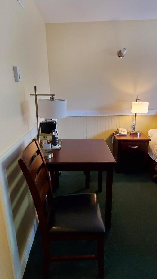 Comox Valley Inn & Suites Кортни Экстерьер фото