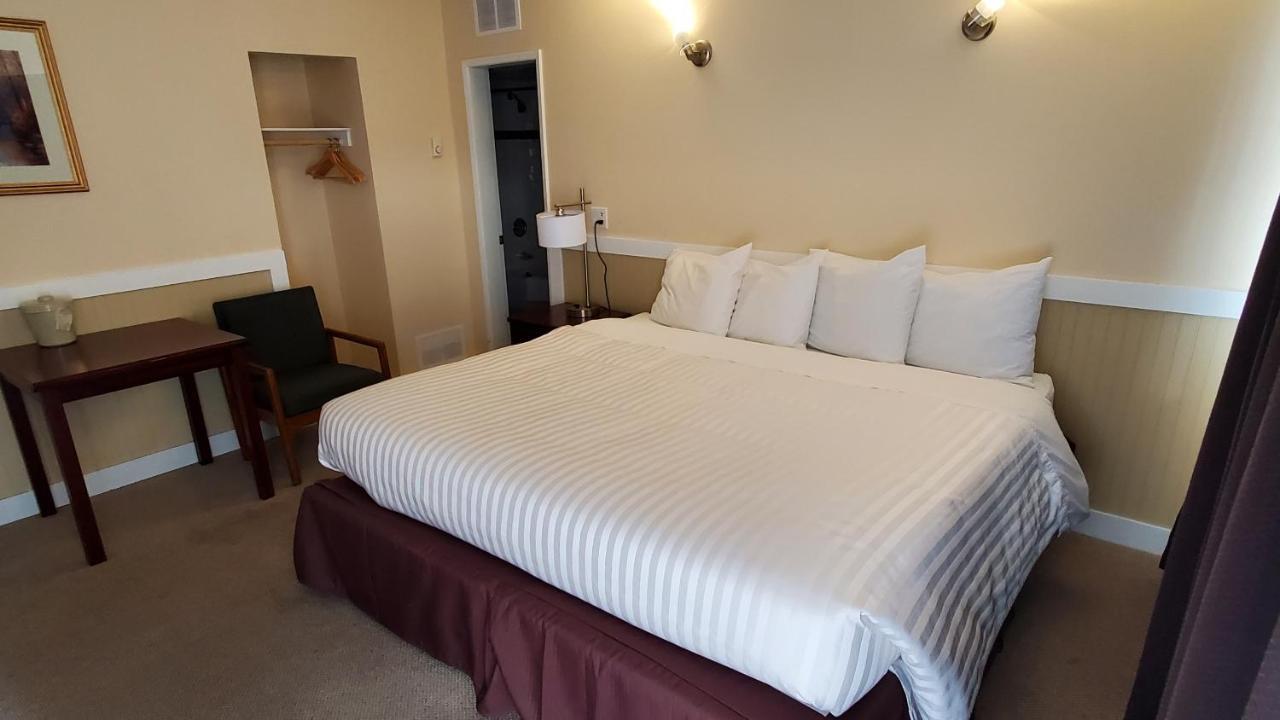 Comox Valley Inn & Suites Кортни Экстерьер фото