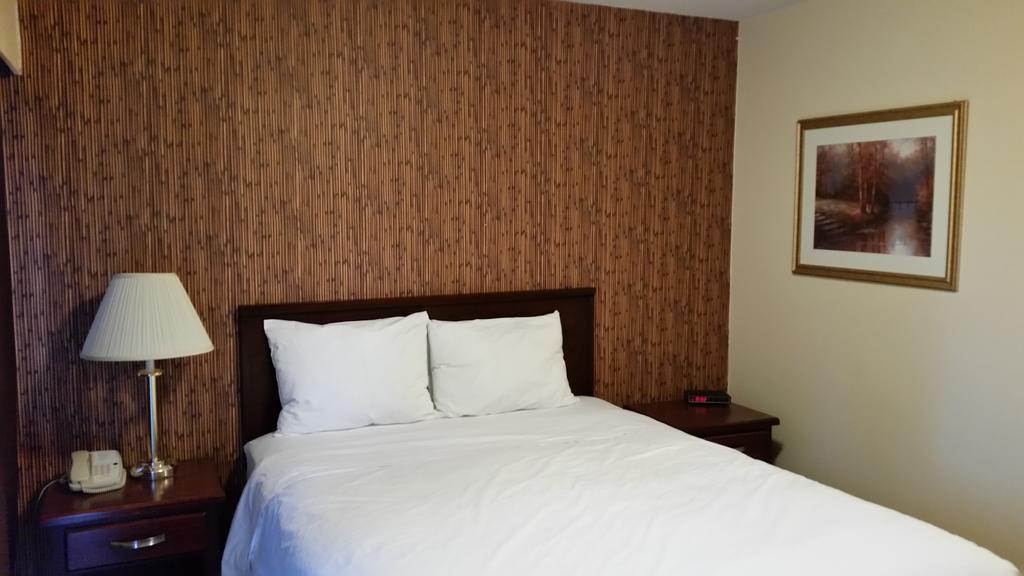Comox Valley Inn & Suites Кортни Экстерьер фото