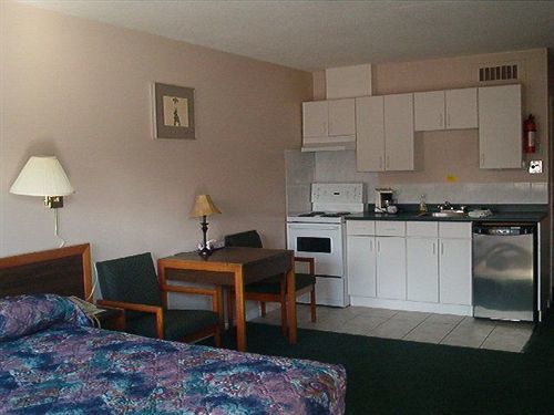 Comox Valley Inn & Suites Кортни Экстерьер фото